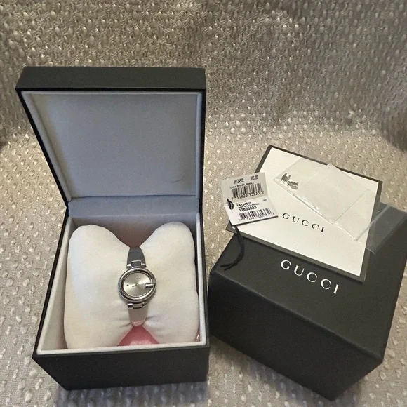Gucci Women's Elegant Silver Watch - Picture 6 of 6